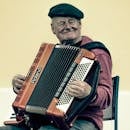 老年人热情而快乐地演奏手风琴，享受着音乐