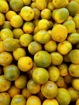 新鲜丰富的黄色柑橘类水果紧密包装，充满活力地展示着