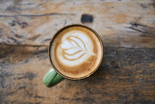 拿铁咖啡在绿色杯子上的高角度摄影