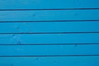 充满活力的蓝色木制镶板纹理细致，特写画面非常适合用作背景