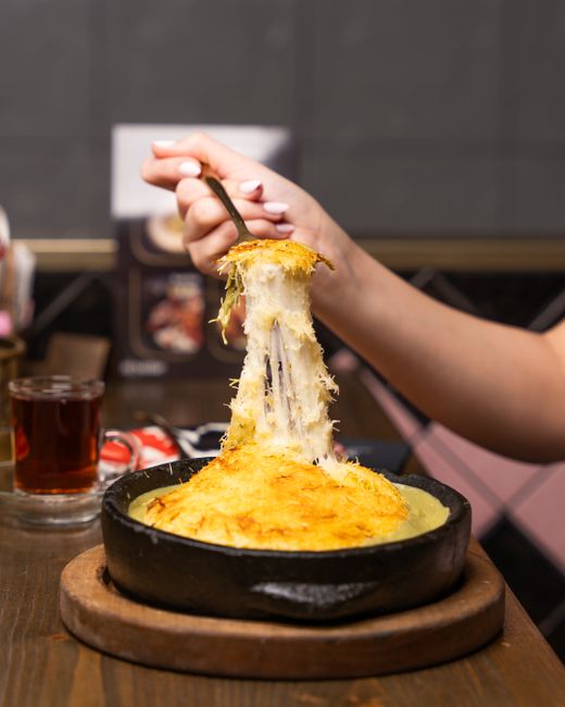 Künefe: Keju yang Dilelehkan dalam Sirup Manis Künefe: Keju yang Dilelehkan dalam Sirup Manis