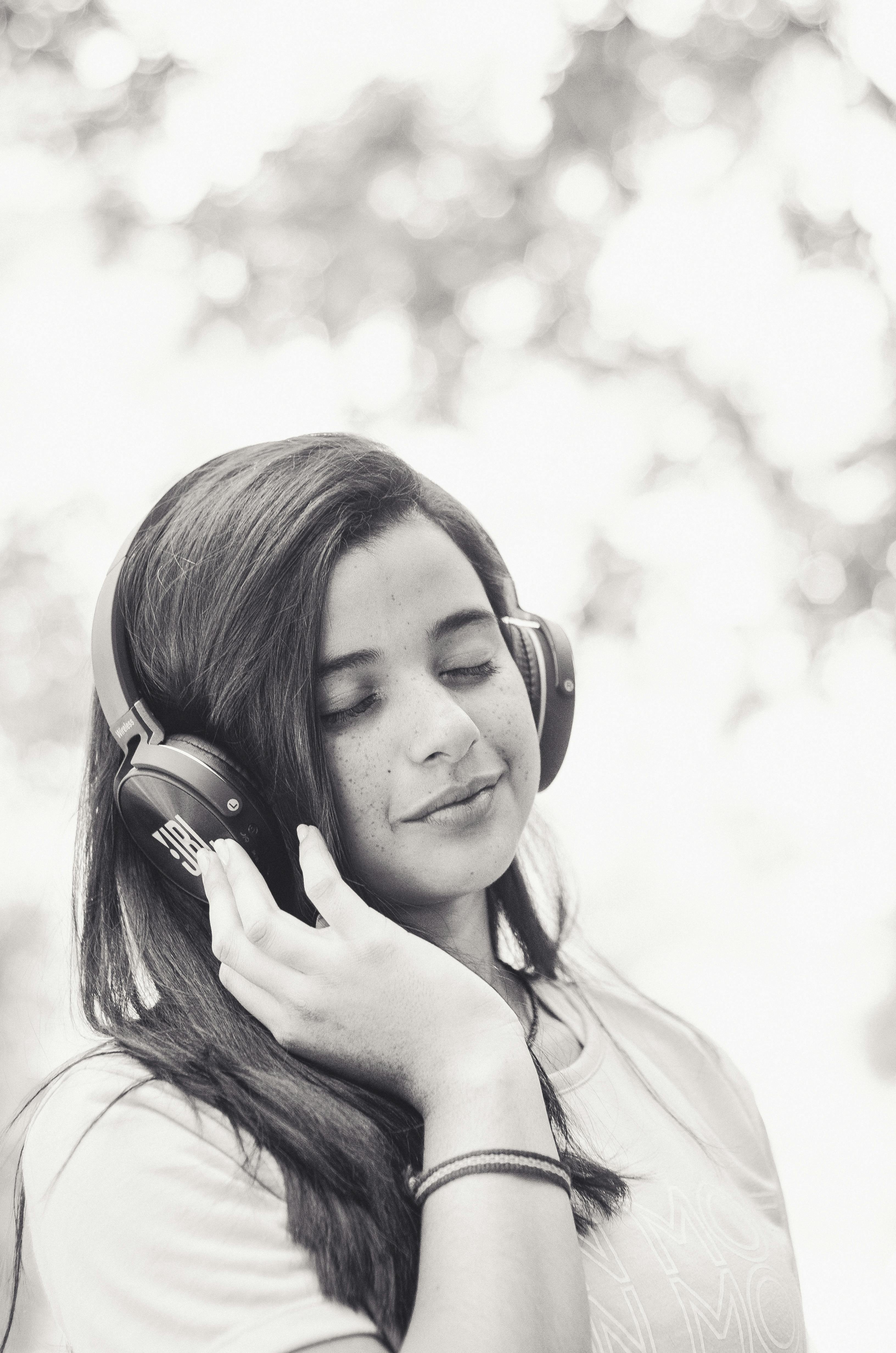 bezplatná Základová fotografie zdarma na téma brunetka, černobílý, emoce Základová fotografie