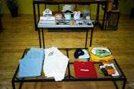 现代零售环境中，时尚的服装和配饰陈列在木地板上