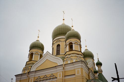 Архитектурная фотография желтой, зеленой и белой мечети
