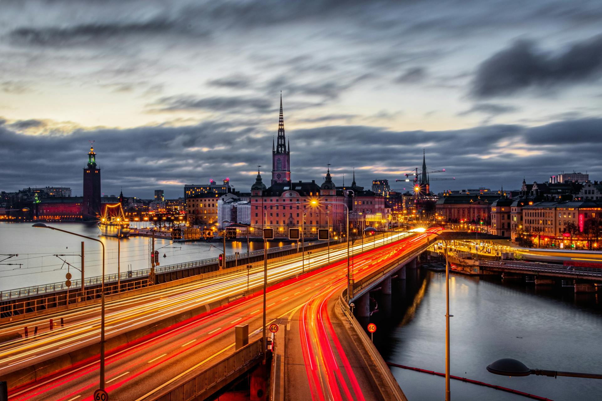 Utsikt över Centralbron i Stockholm, Sverige på kvällen