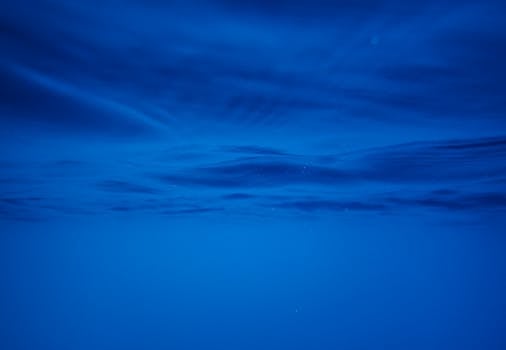 宁静的蓝天上，几缕细云营造出平静的氛围