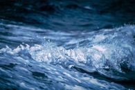 捕捉蓝色海浪的活力、力量与能量