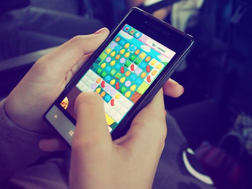 Persoon Die Candy Crush Speelt Op Nokia Smartphone