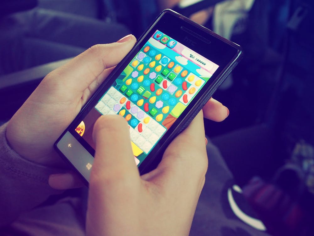 Kostenlos Person, Die Candy Crush Auf Nokia Smartphone Spielt Stock-Foto
