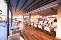 这家餐厅内部设计现代优雅，坐拥池畔景观，是体验奢华用餐的理想之选