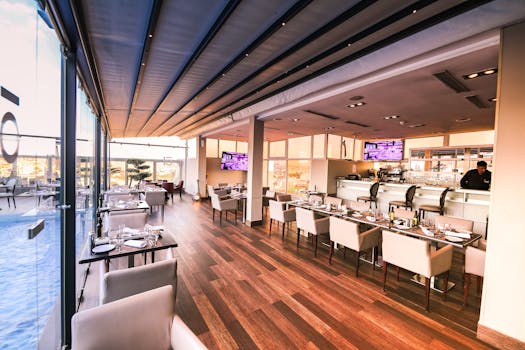 这家餐厅内部设计现代优雅，坐拥池畔景观，是体验奢华用餐的理想之选