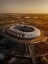 日落时分，航拍捕捉安哥拉卢安达11月11日体育场的现代建筑