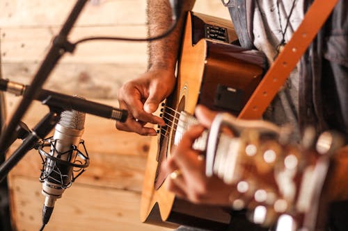 бесплатная Человек, играющий на акустической гитаре Стоковое фото