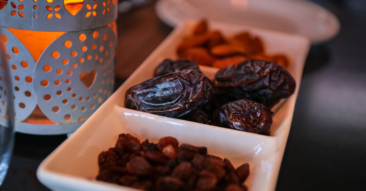 Rüyada Oruç Tutmak - Rüya Tabiri ve Anlamı - Close-up of dried dates and lantern symbolizing Ramadan traditions. Ideal for festive themes.