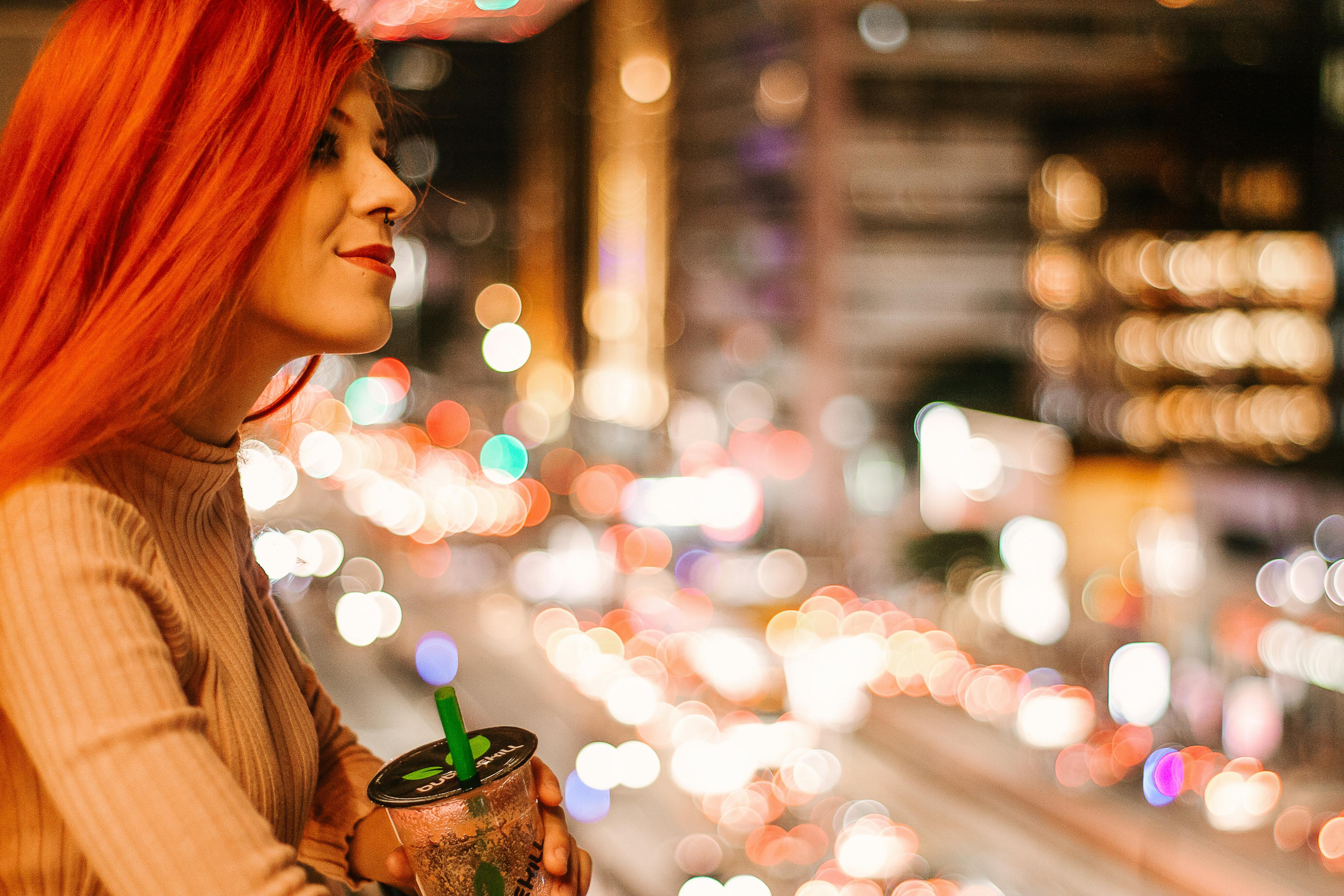 圣保罗，一位红发充满活力的年轻女子正享受着繁华的城市夜生活