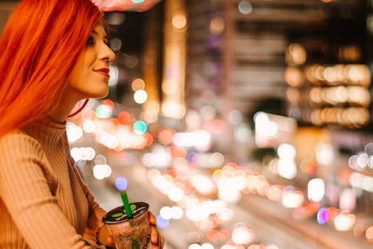 圣保罗，一位红发充满活力的年轻女子正享受着繁华的城市夜生活