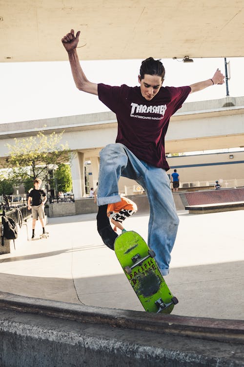 Foto Des Mannes, Der Skateboard Spielt