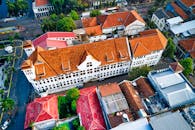 从空中俯瞰，印度尼西亚雅加达充满活力的屋顶展现了令人惊叹的丰富建筑细节