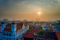 雅加达历史街区，迷人的晨光中，太阳从标志性屋顶升起