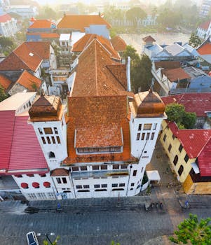 一张航拍照片展示了印度尼西亚雅加达一座红色屋顶的历史建筑