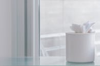 玻璃表面的白色纸巾容器造型优雅，透出简约与极简主义的气息