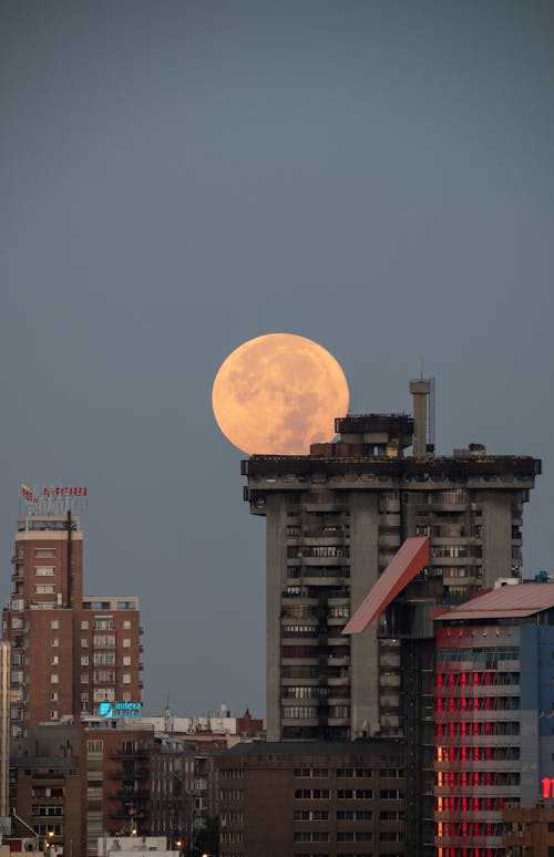 Luna sobre Edificio Torres Blancas en Madrid