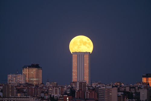 Salida de luna sobre Torre Picasso en Madrid