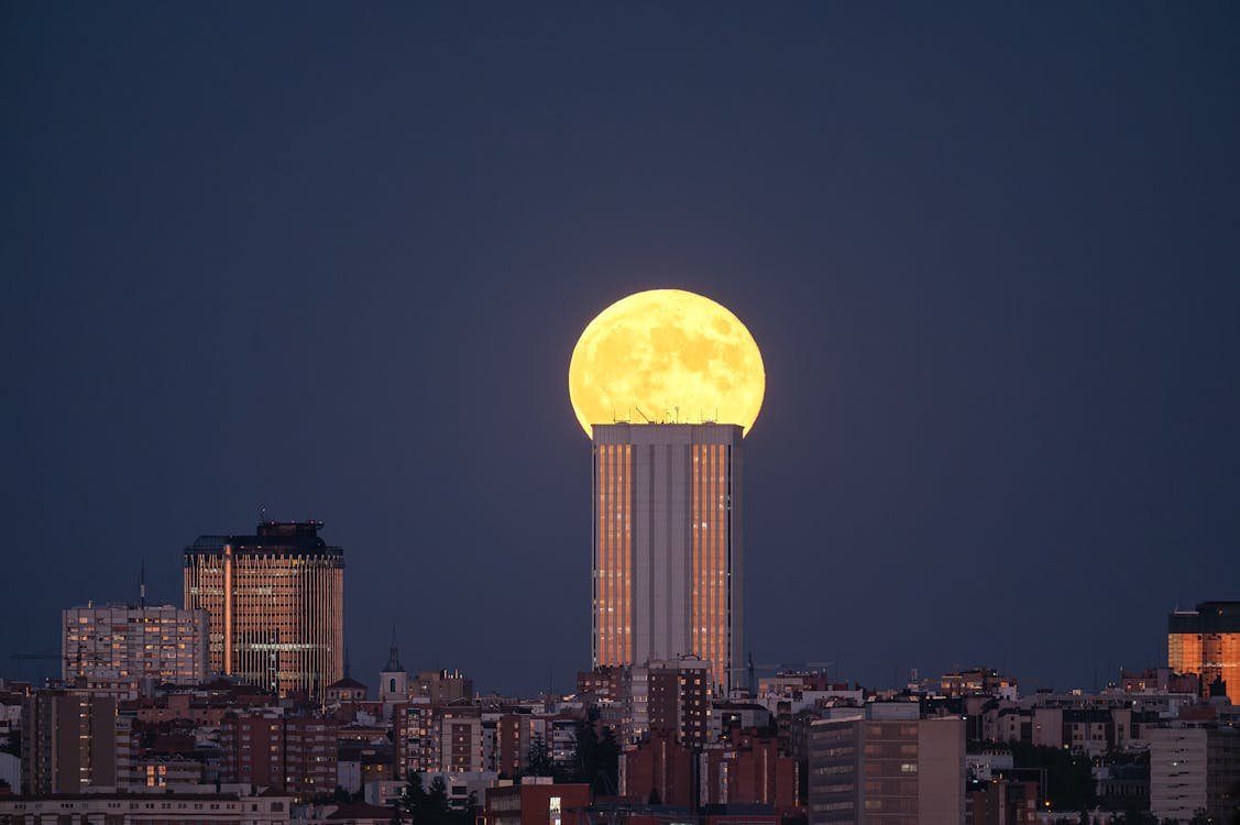 Salida de luna sobre Torre Picasso en Madrid