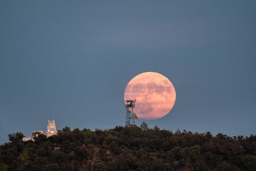 Luna sobre Casa de Campo en Madrid