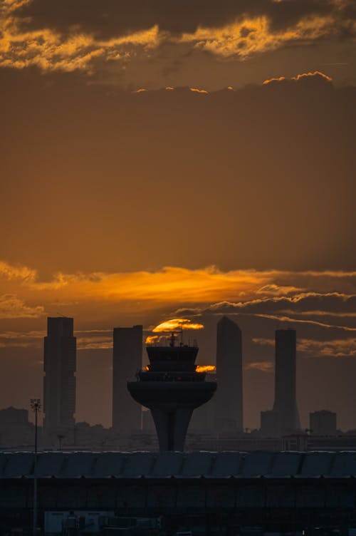 Foto profissional grátis de aeroporto, horizonte, nuvens