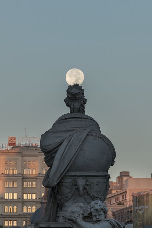 Luna sobre la Fuente de Cibeles en Madrid