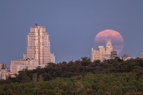 Luna sobre Edificio Telefónica en Madrid