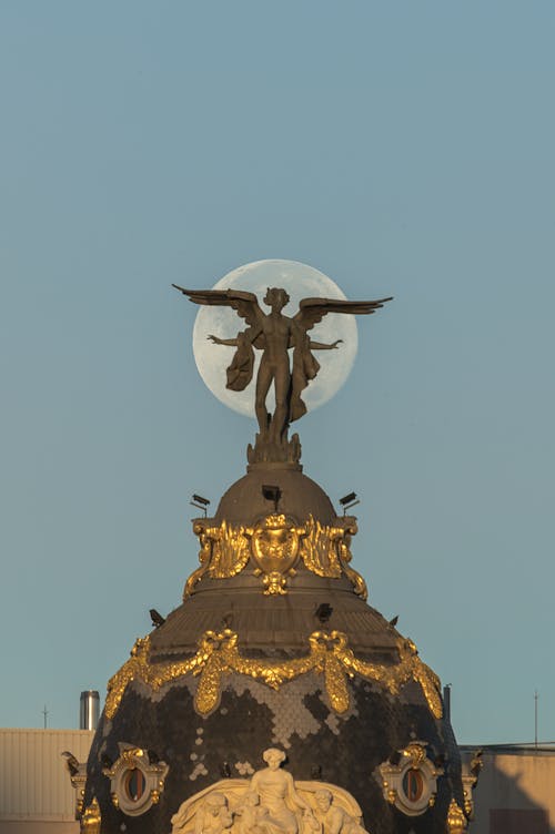 Puesta de luna sobre Edificio Metrópoli en Madrid