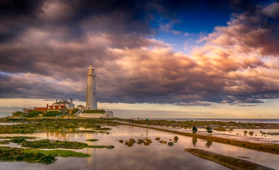 黄昏时分，一座令人惊叹的灯塔矗立在岩石海岸线上，天空显得格外壮观