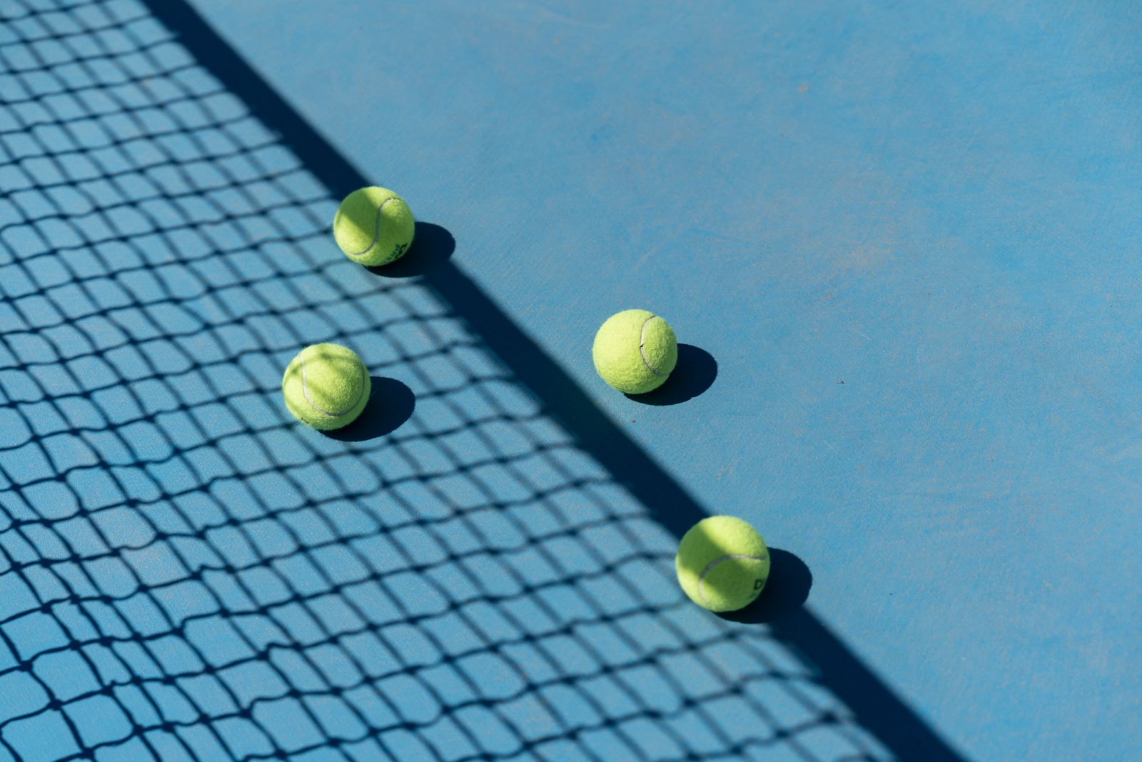 Tennis player preparing a forehand on a bright outdoor court