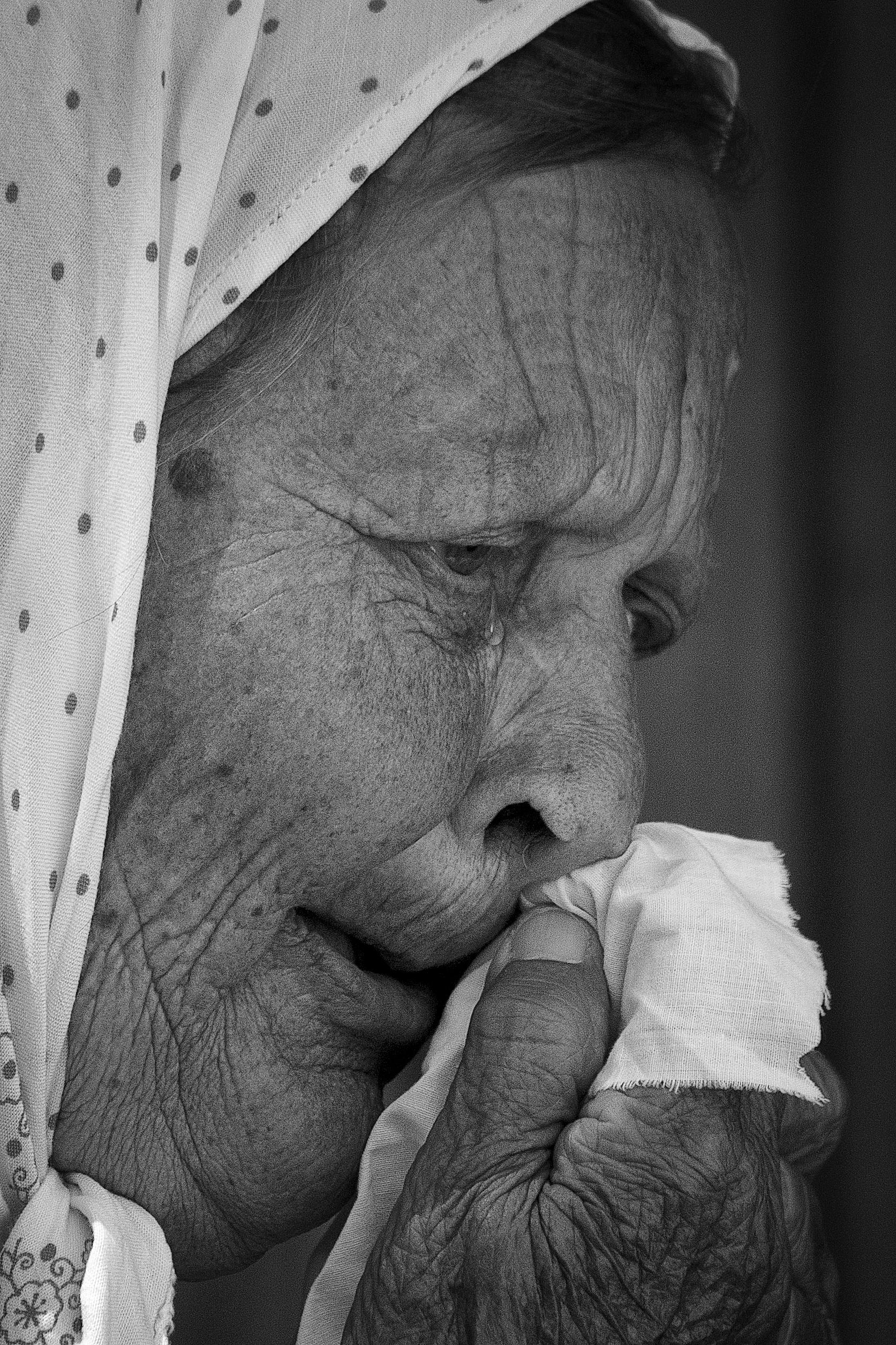 Free Expressive black and white portrait of an elderly woman, conveying deep emotion. Stock Photo