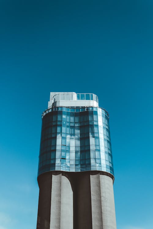 A tall building with a blue sky in the background