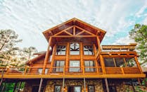 这间小木屋令人惊叹，裸露的原木与玻璃窗将自然之美展现无遗