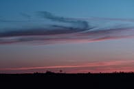 罗马尼亚维冈田野上的日落令人惊叹，色彩鲜艳，呈现出粉红与蓝色