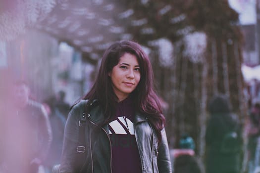 在繁忙的街道上，一位穿着皮夹克的时尚女人正在户外摆姿势