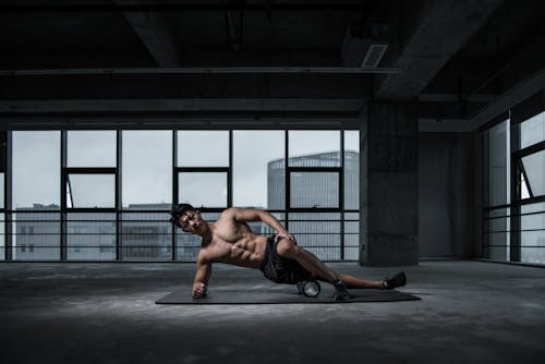 Foto Van Shirtless Man Doet Yoga