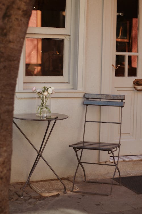 A table and chair outside a house