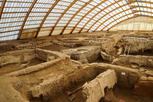 Ancient roman ruins in a large building with a roof