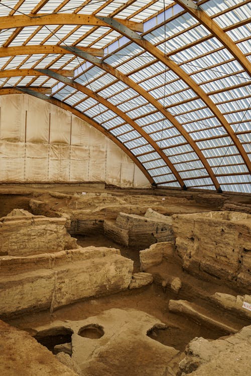 The remains of a roman building with a roof