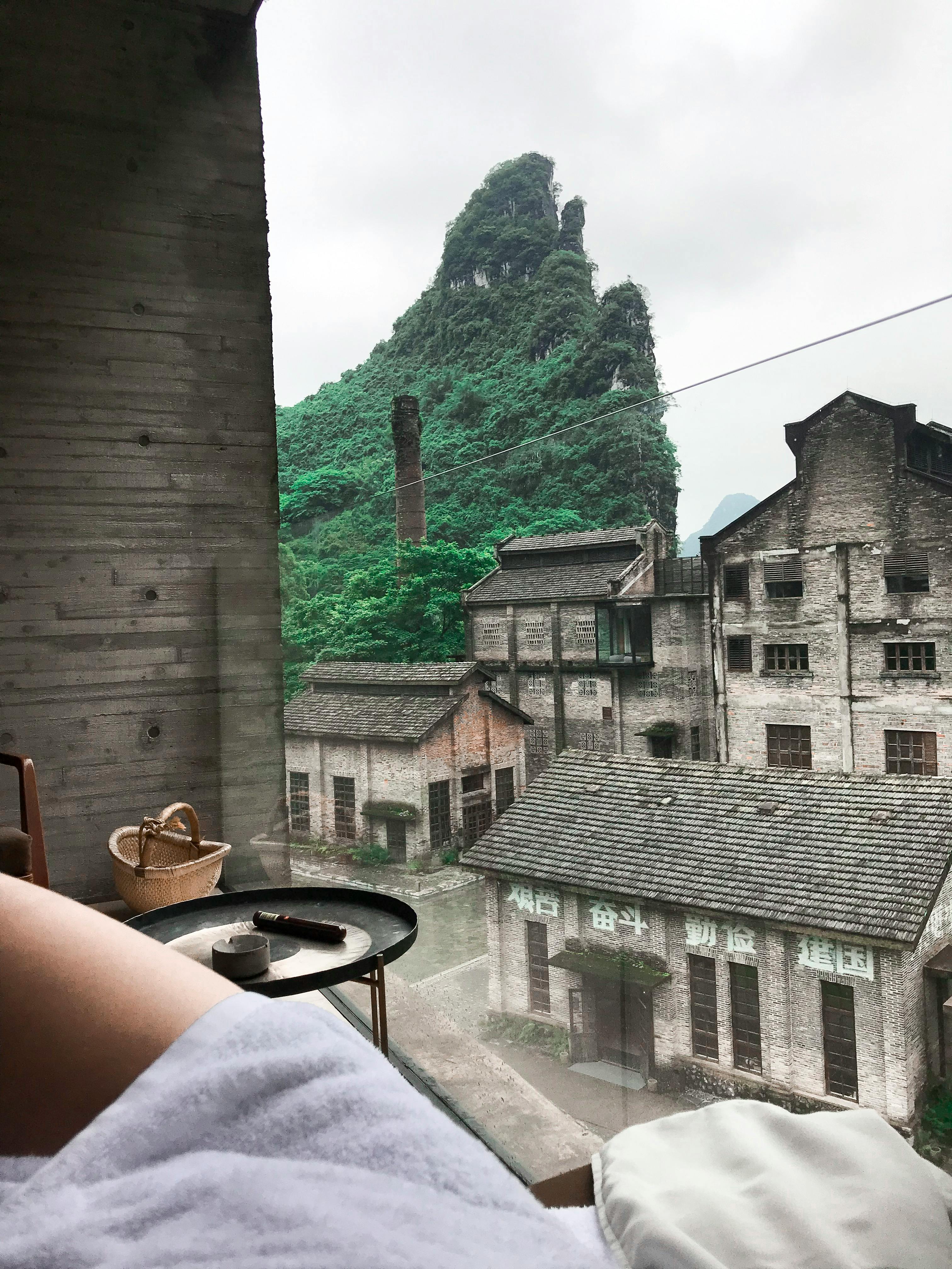 酒店景观轻松，可俯瞰郁郁葱葱的青山和历史建筑，非常适合旅行爱好者