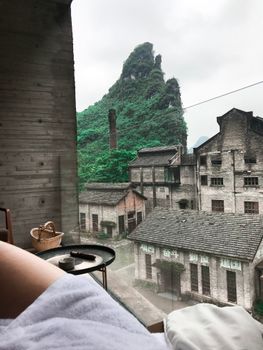 酒店景观轻松，可俯瞰郁郁葱葱的青山和历史建筑，非常适合旅行爱好者