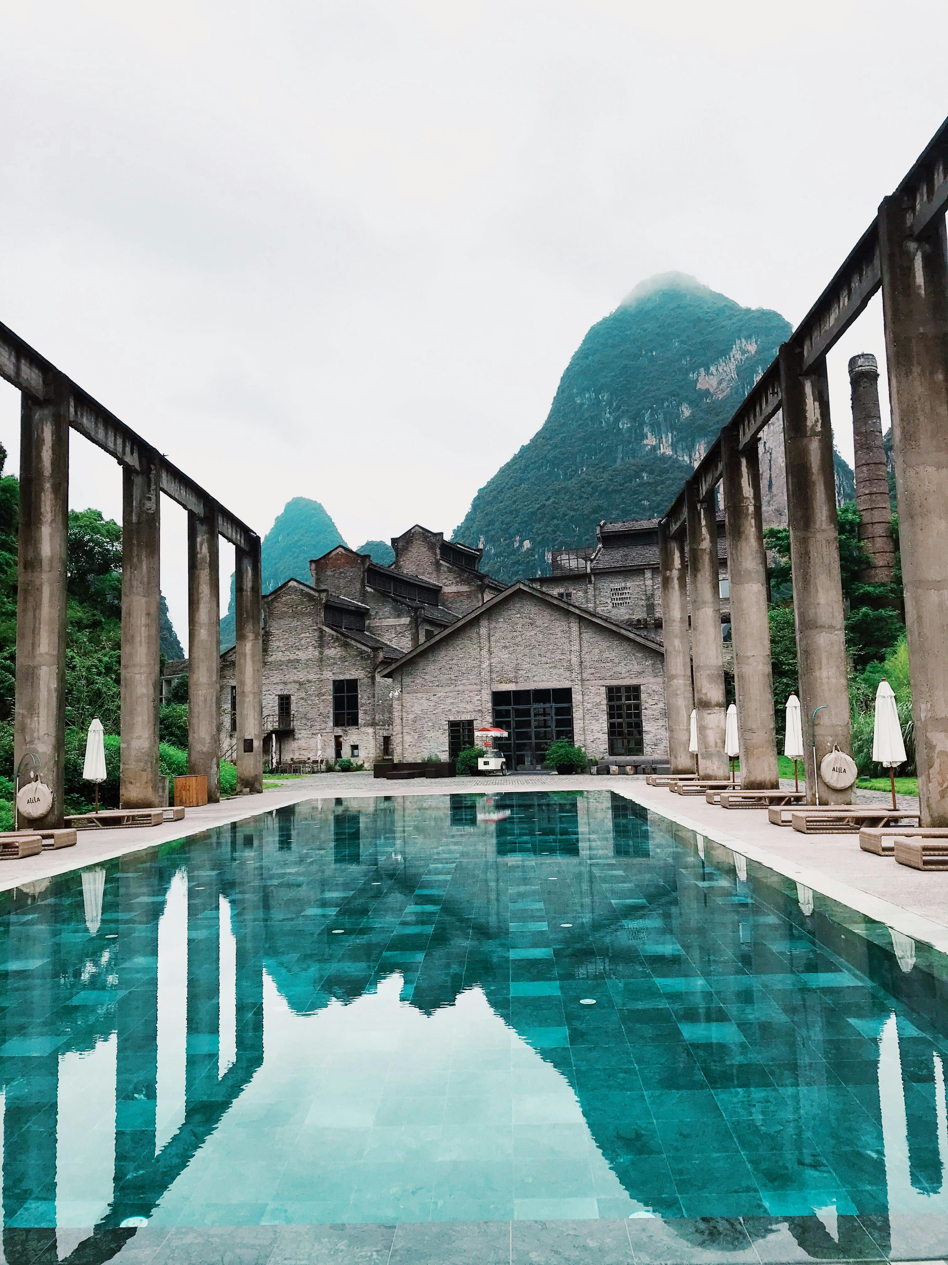 这座豪华的山地度假村拥有倒影池和高耸的石柱