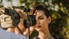 在户外拍摄时，美丽的女人拥有优雅的发型