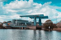 水边工业结构的现代城市景象映衬在蔚蓝的天空下