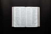 打开圣经，在黑暗的表面上展示诗篇，以供学习或获取灵感